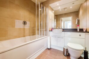 Een douche, een haardroger, handdoeken, zeep