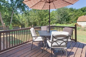Outdoor dining - Cozy Norman Home: 4 Mi to Oklahoma University! (Norman)