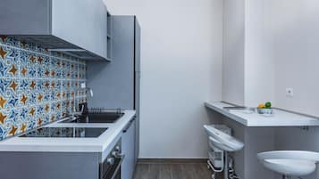 Premium Apartment | Private kitchen | Full-size fridge, oven, stovetop, cookware/dishes/utensils