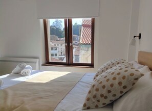 1 habitación, tabla de planchar con plancha, wifi y ropa de cama