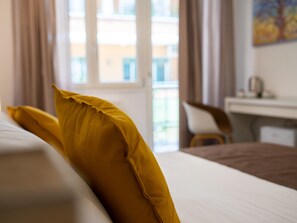 Deluxe Triple Room | In-room safe, desk, laptop workspace, blackout drapes - Anastasio Vatican Rooms (Rome)