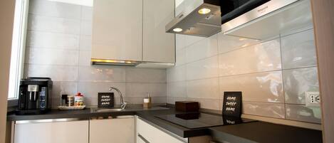 Full-sized fridge, microwave, stovetop, dishwasher