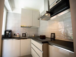 Full-size fridge, microwave, stovetop, dishwasher - Anastasio Vatican Rooms (Rome)