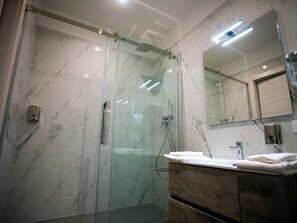 Family Quadruple Room | Bathroom | Shower, rainfall showerhead, eco-friendly toiletries, hair dryer - Anastasio Vatican Rooms (Rome)