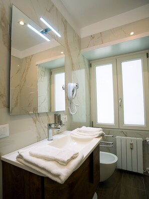 Deluxe Triple Room | Bathroom | Shower, rainfall showerhead, eco-friendly toiletries, hair dryer - Anastasio Vatican Rooms (Rome)