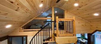 Renovated COZY CABIN with HOT TUB and Smores Bar!!!