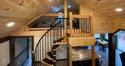 Renovated COZY CABIN with HOT TUB and Smores Bar!!!