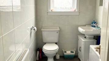 Leilighet – standard | Bad | Hårføner og håndklær