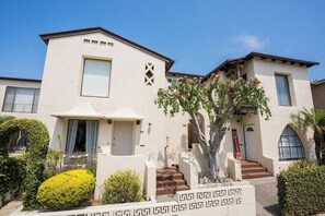 Unclassified image, 4 of 39, button