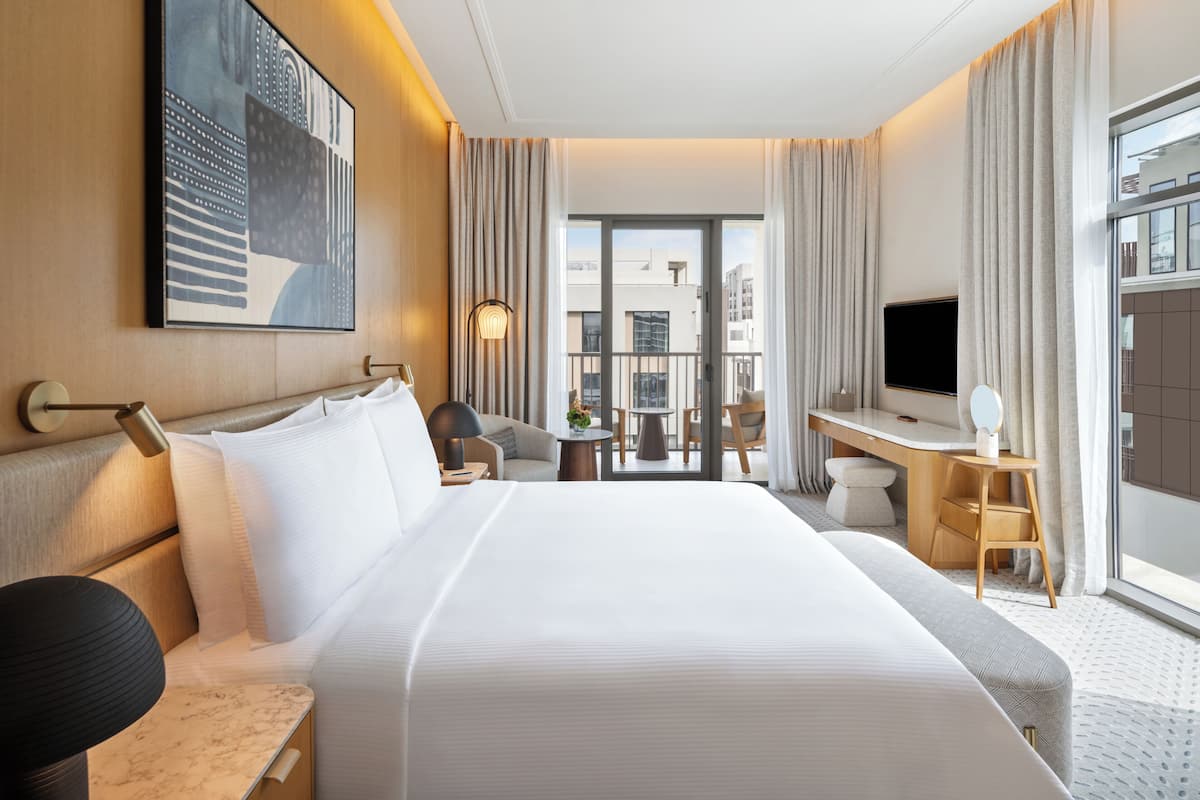 Premier Room | 1 bedroom, premium bedding, minibar, in-room safe