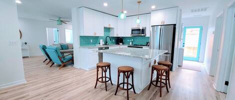 Refrigerador, microondas, horno, placa de cocina