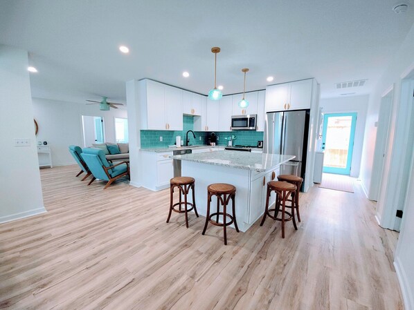 ثلاجة، ميكروويف، فرن، موقد طهي مسطح