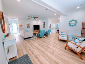 Smart TV - Beautifully updated ground-level cottage just steps from the beach!  (Carolina Beach)