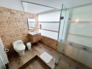 Basic Room | Bilik Mandi | Pancuran mandi, hulu semburan mandi hujan, tuala disediakan, sabun 