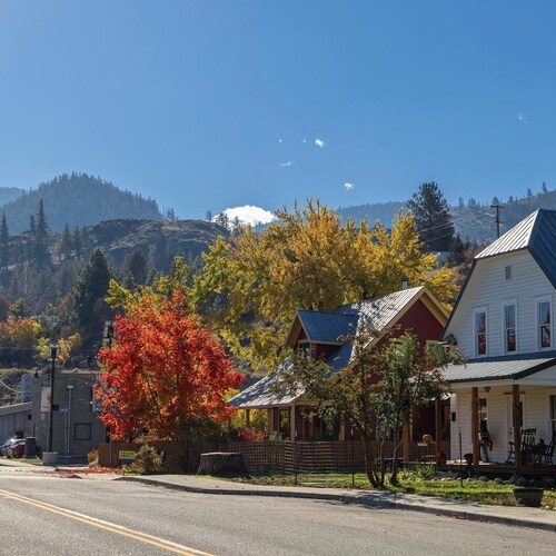 Cozy cabin on the Twisp River.  Just 5 minutes from town on Twisp River