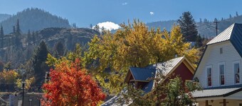 Cozy cabin on the Twisp River.  Just 5 minutes from town on Twisp River