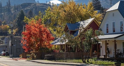 Cozy cabin on the Twisp River. Just 5 minutes from town on Twisp River