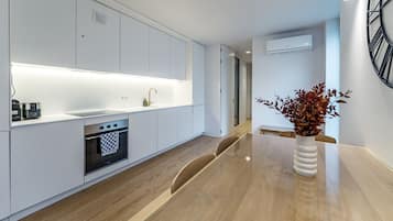 Køleskab, mikrobølgeovn, ovn, kogeplade