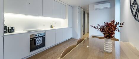 Frigorífic, microones, forn i placa de cuina