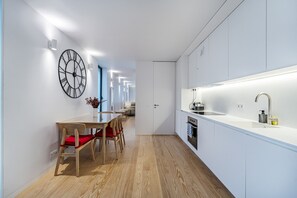 Fridge, microwave, oven, stovetop - Nomad's Lux - 2BDR Almada Private Porto (Porto)