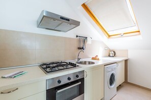 Kühlschrank, Ofen, Herdplatte, Kochgeschirr/Geschirr/Besteck