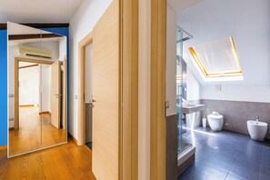 Badkar, hårtork, bidé och handdukar