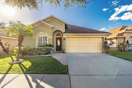 Peaceful Pool Home Near Airport Heated pool