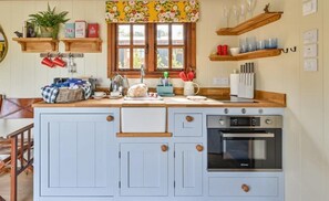 Småhus | Eget kjøkken | Kjøleskap, mikrobølgeovn, ovn og kokeplater