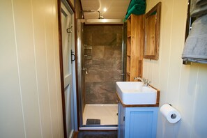 Cottage | Bathroom | Shower, hair dryer, towels, soap - Cedar Shepherds Lodge (Dartmouth)