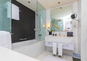 Deluxe Studio Suite | Bathroom | Slippers