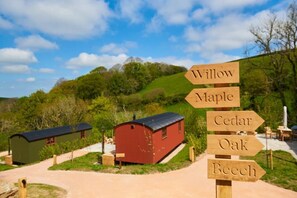 Cottage | Property grounds - Maple Shepherds Lodge (Dartmouth)