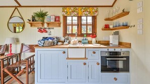 Fridge, microwave, oven, stovetop - Maple Shepherds Lodge (Dartmouth)