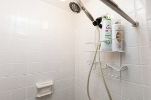 Haartrockner, Handtücher, Seife, Toilettenpapier