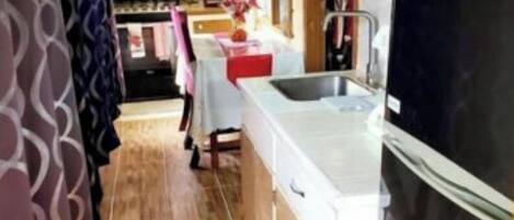 雪櫃、微波爐、焗爐、咖啡機/沖茶器