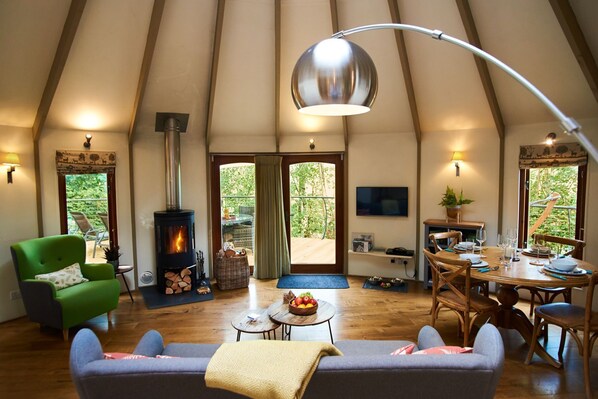 Cottage | Living area - Buzzard Treehouse (Dartmouth)