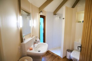 Cottage | Bathroom | Shower, deep-soaking bathtub, hair dryer, soap - Buzzard Treehouse (Dartmouth)