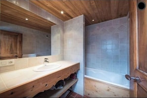 Een douche, een haardroger, handdoeken, toiletpapier