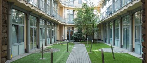 المنطقة المحيطة بالمنشأة