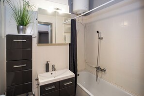 Hair dryer, towels, toilet paper - Aradi Apartment Budapest - Free Parking (Budapest)