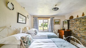 Unclassified image, 3 of 10, button - Farmhouse Cottage (Looe)