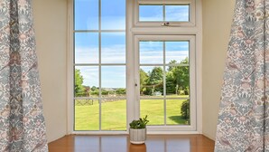 Unclassified image, 5 of 10, button - Farmhouse Cottage (Looe)