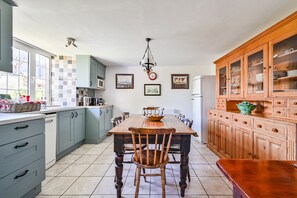 Kjøleskap, mikrobølgeovn, ovn og oppvaskmaskin