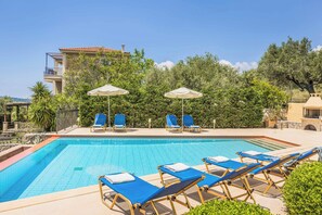 فيلا (6 Bedrooms) | المنشأة من الخارج