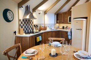 Cottage | Private kitchen | Fridge, microwave, oven, stovetop - Pheasant Treehouse (Dartmouth)