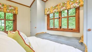 1 bedroom, bed sheets