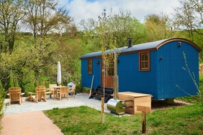 Cottage | Outdoor dining - Oak Shepherds Lodge (Dartmouth)