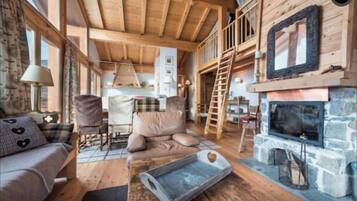 Televisie, een open haard en een dvd-speler