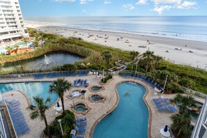 Alberca techada y alberca al aire libre