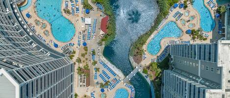 Een binnenzwembad, een buitenzwembad