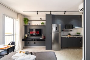 Apartamento | Cozinha privada | Geladeira, micro-ondas, talheres/pratos/utensílios de cozinha